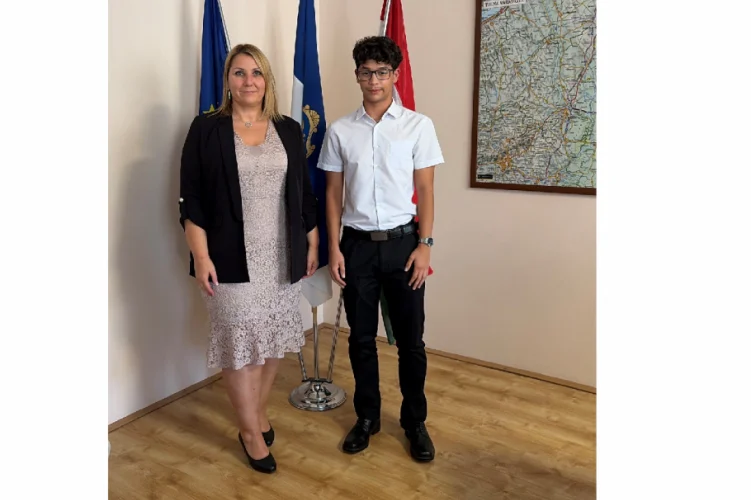 Ösztöndíjszerződést kötött a Tolna Megyei Rendőr-főkapitányság egy rendészeti képzésben részt vevő diákkal