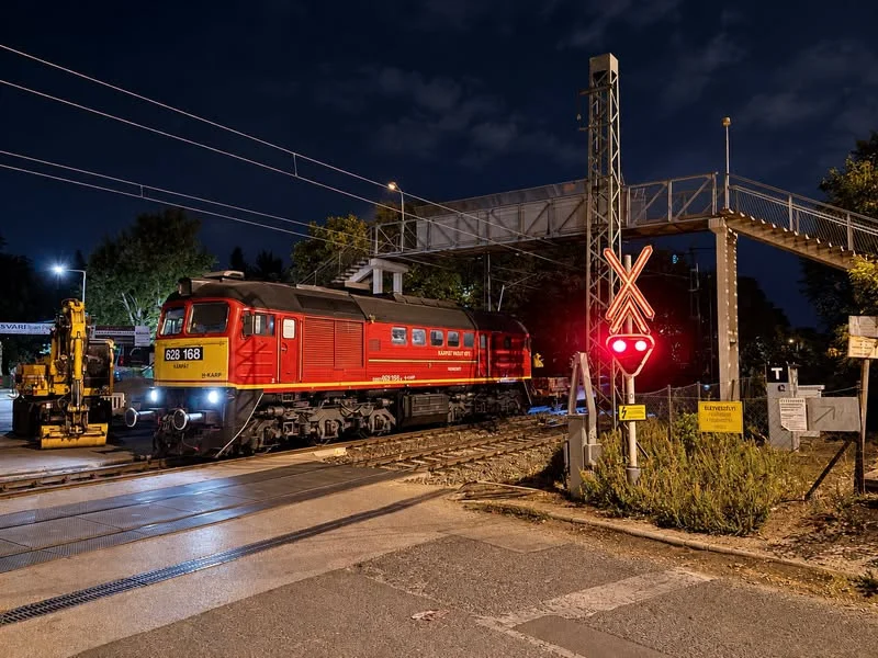 Pályafelújítás az 1-es vasútvonalon: sebességkorlátozások szűnnek meg Budapest és Budaörs között