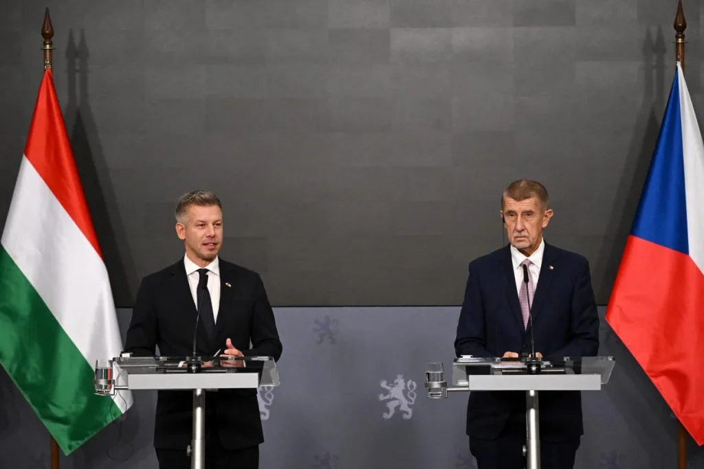 Právo: Pragmatikus és öntudatos politikusként tárgyalt Prágában Magyar Péter