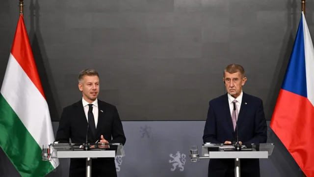 Právo: Pragmatikus és öntudatos politikusként tárgyalt Prágában Magyar Péter
