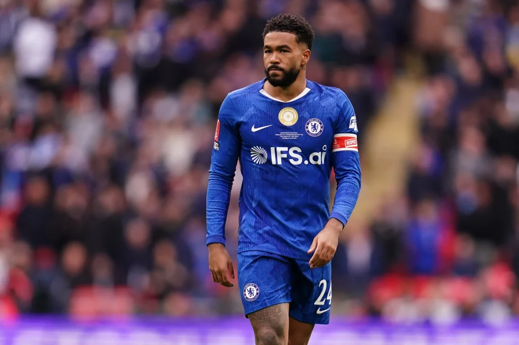 Sikeres térdműtéten esett át a Chelsea csapatkapitánya, Reece James