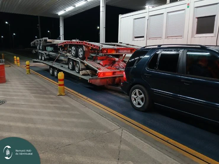Szegecsekkel manipulált rendszámú trélert kapcsoltak le a NAV pénzügyőrei az M5-ösön