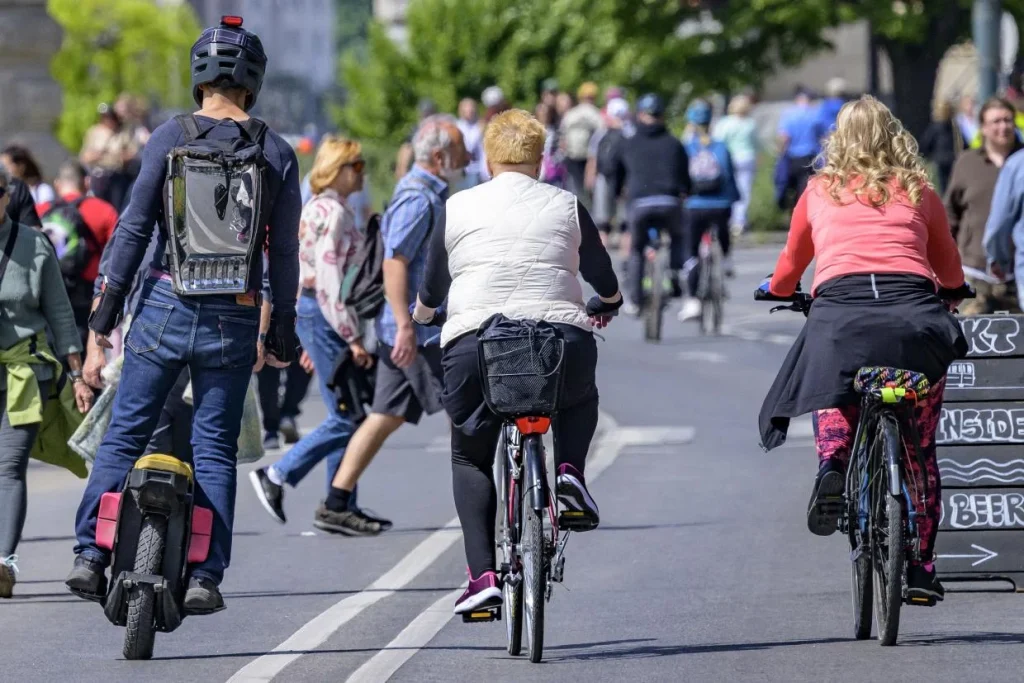 Szigorítaná az elektromos rollerek használatát a kormány a társadalmi egyeztetések eredményei alapján