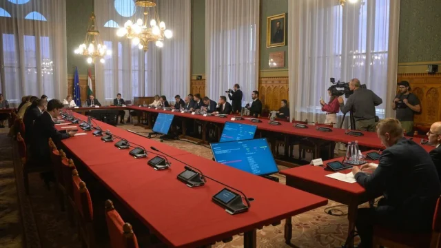 Az egészségügyi szakmai kamarákról szóló törvény módosításait tárgyalta a törvényalkotási bizottság