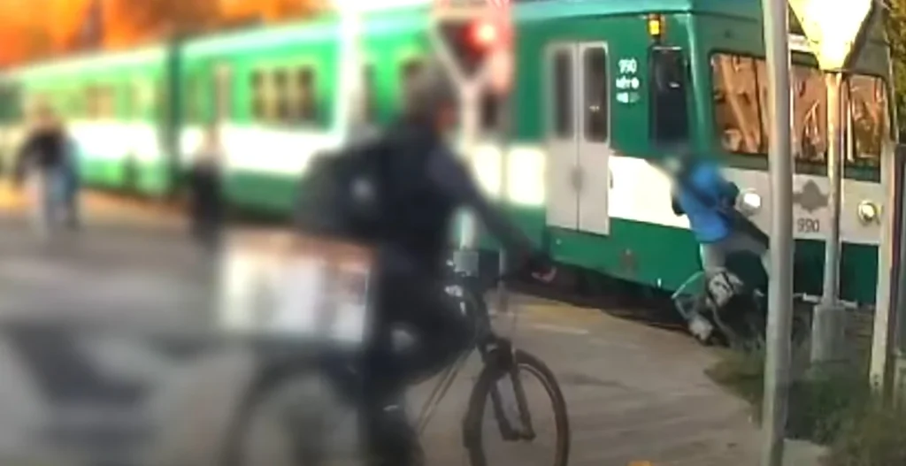 Tilos jelzésen hajtott át a HÉV elé egy kerékpáros – videóval