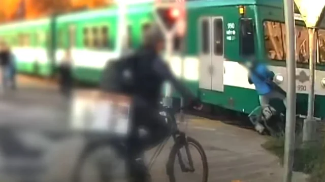 Tilos jelzésen hajtott át a HÉV elé egy kerékpáros – videóval