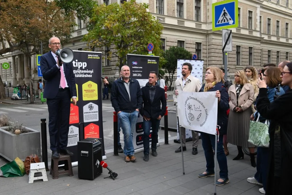 Tiltakoztak a közgyűjteményi és közművelődési dolgozók a béremelés mértéke miatt