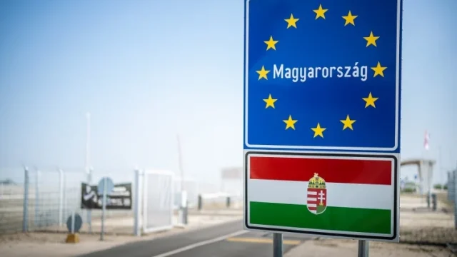 Tizenegy határsértőt tartóztattak fel és egy embercsempészt fogtak el a rendőrök