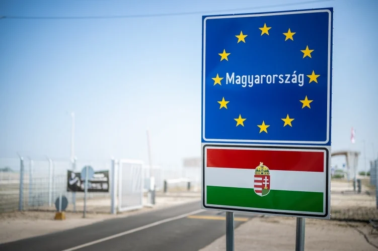 Tizenegy határsértőt tartóztattak fel és egy embercsempészt fogtak el a rendőrök