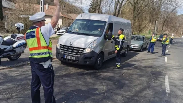 Több mint háromezer sofőrt büntettek meg a magyar rendőrök mobilozás miatt a közlekedési akcióban