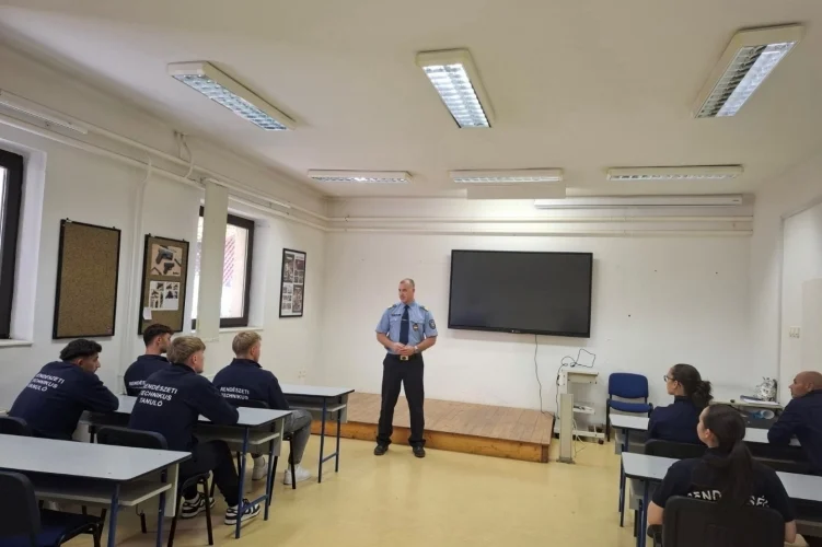 A Tolna megyei rendőri vezetők az adyligeti Rendőrképző Akadémián látogatták meg a leendő kollégákat