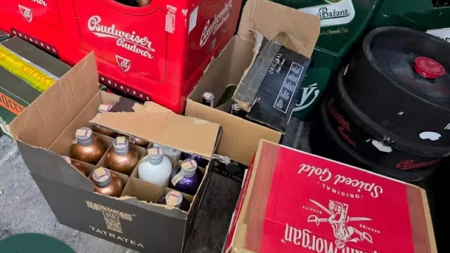 Alkohollal túlsúlyos furgont kapcsoltak le Komáromnál a pénzügyőrök