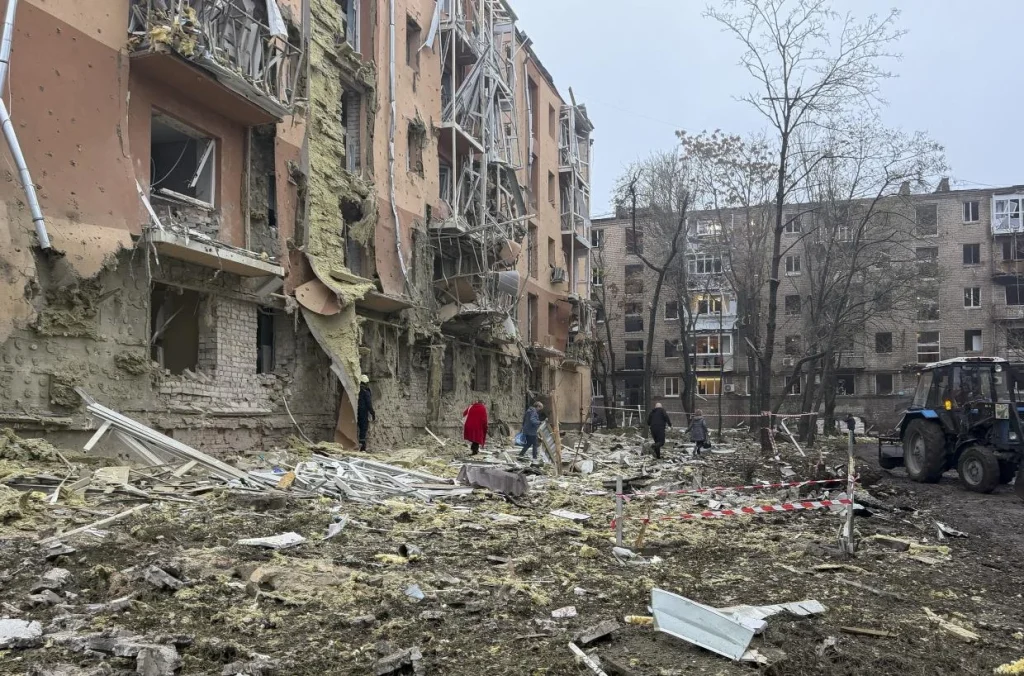 Orosz légitámadás ért tíz ukrajnai megyét, több civil életét vesztette