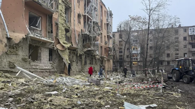 Orosz légitámadás ért tíz ukrajnai megyét, több civil életét vesztette