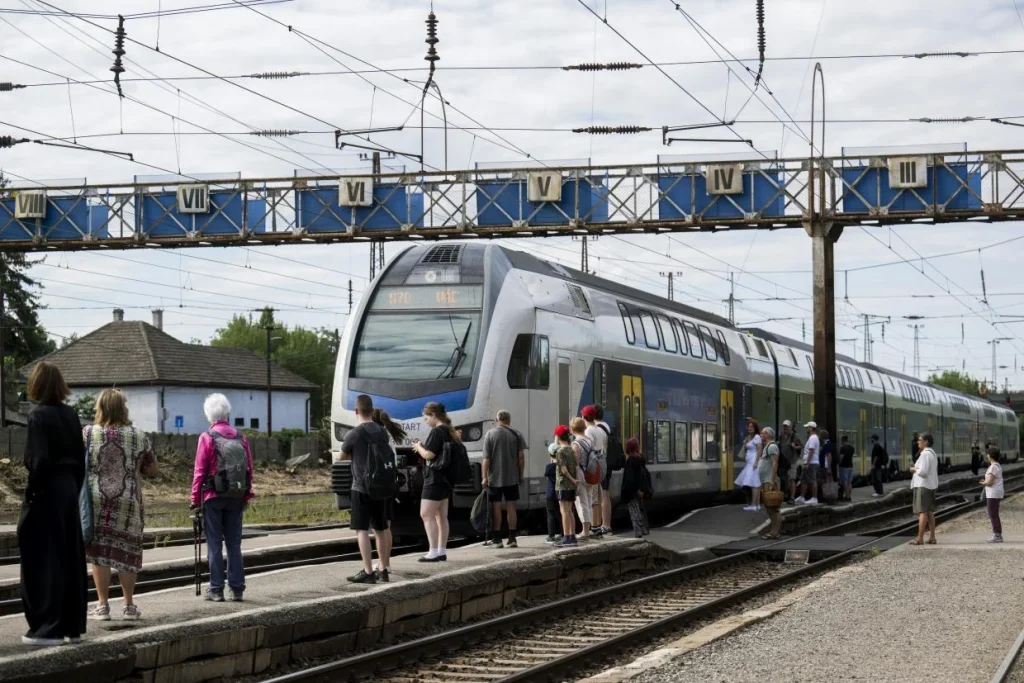 Vasárnap délben megszűnnek a forgalmi korlátozások Rákos vasútállomáson