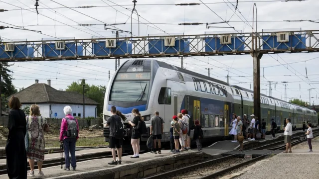 Vasárnap délben megszűnnek a forgalmi korlátozások Rákos vasútállomáson