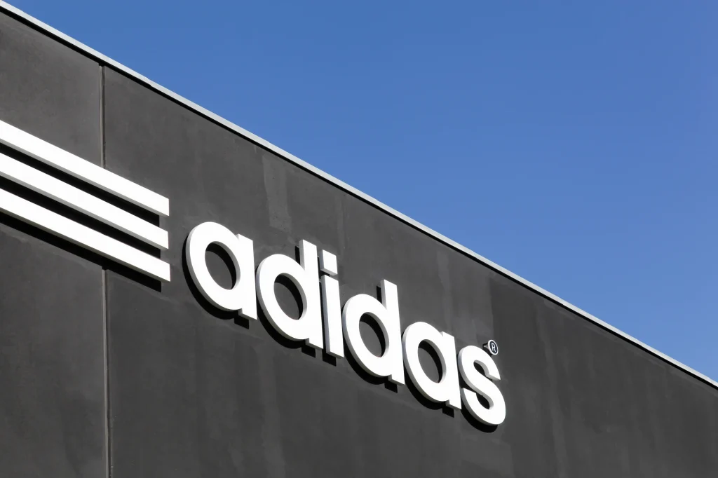 Védjegybitorlás miatt perli az ausztrál White Fox divatmárkát az Adidas