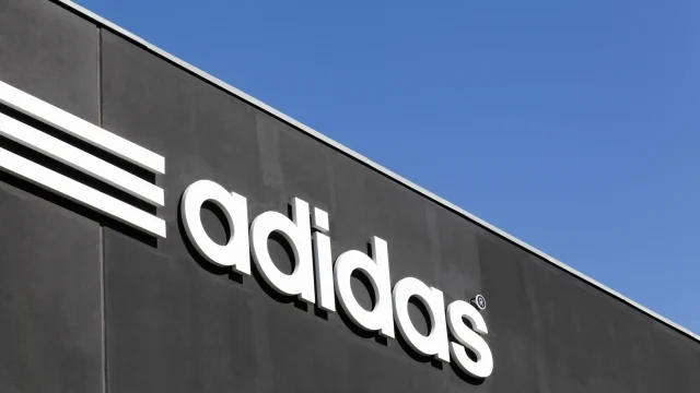 Védjegybitorlás miatt perli az ausztrál White Fox divatmárkát az Adidas