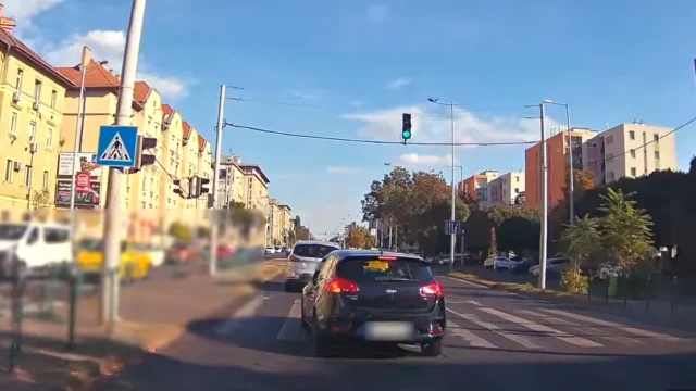 Gyermekkel az autóban kényszerített megállásra egy taxist az agresszív sofőr – videóval