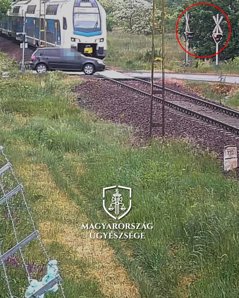 Vádat emeltek az ellen a sofőr ellen, aki a tilos jelzés ellenére hajtott vonat elé Gyöngyösön