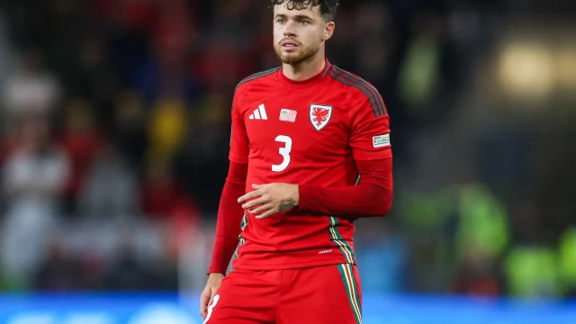 Neco Williams szabadrúgásgóljával győzte le Wales a tíz emberre fogyatkozott Norvégiát